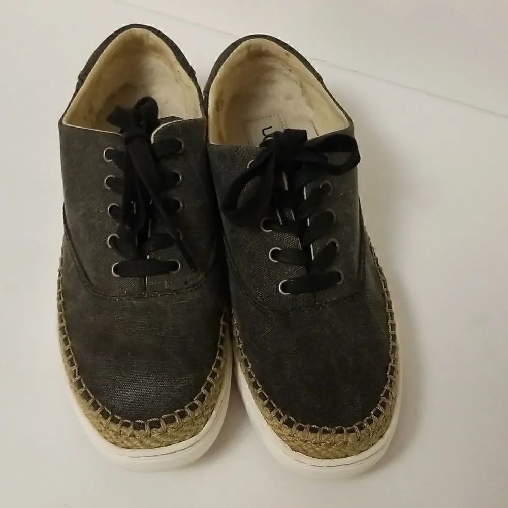UGG Eyan ll dark grey canvas sneakers, size 9.